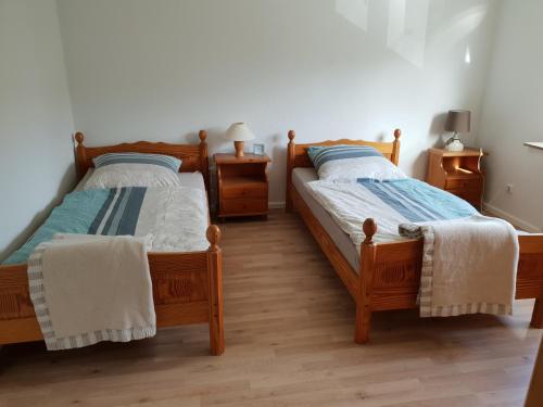 מיטה או מיטות בחדר ב-MESSE CGN-DUS Studio-Wohnung für 2-4; Zumietung bis 8 Personen möglich