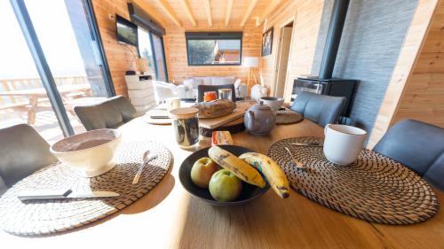 un tavolo con un cesto di frutta sopra di Le Chalet de Juliette a Besse-et-Saint-Anastaise