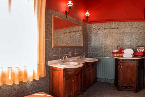 Ett badrum på Ilion Hotel