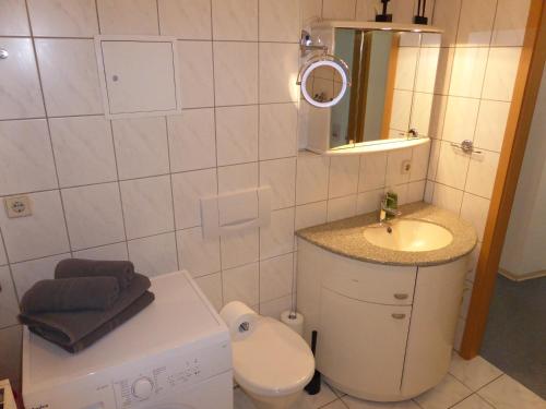 Ένα μπάνιο στο Ferienwohnung Friedrich Schiller, 2 Schlafzimmer, Balkon,kostenloses WiFi, nähe Zentrum,