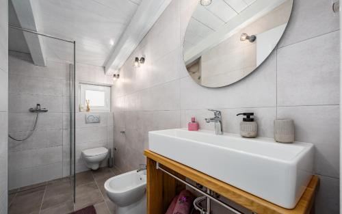 A bathroom at Villa Lemme
