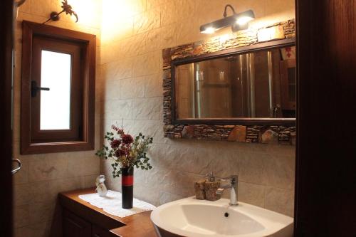 uma casa de banho com um lavatório e um espelho em Quinta Sobral Prestige - Rustic House em Sobral de Monte Agraço