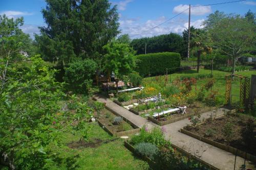 a garden with lots of plants and flowers at Maison Elizondoa - chambres, restaurant et SPA in Masparraute