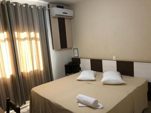 - une chambre avec un lit et 2 oreillers dans l'établissement Hotel Maestro Express Toledo, à Toledo