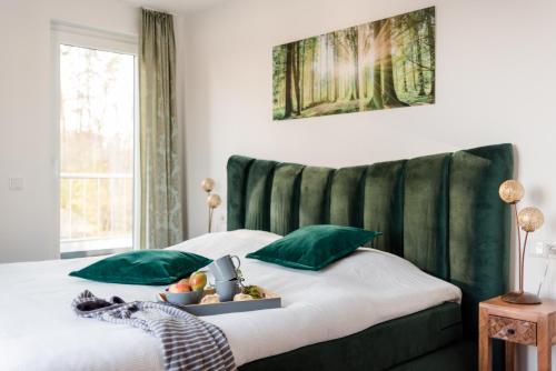 A bed or beds in a room at 5 Sterne-Ferienhaus-See-Sauna-Kamin-Garten im Naturpark