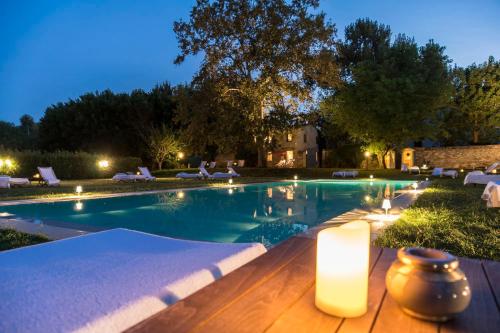 a swimming pool with lights in a backyard at night at La Barchessa di Villa Pisani in Lonigo
