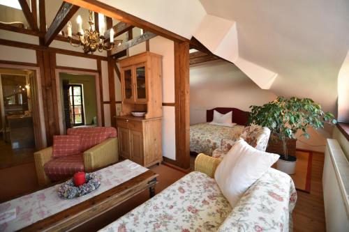 ein Schlafzimmer mit 2 Betten und einem Sofa in einem Zimmer in der Unterkunft Pension zur Königlichen Ausspanne Dresden in Dresden
