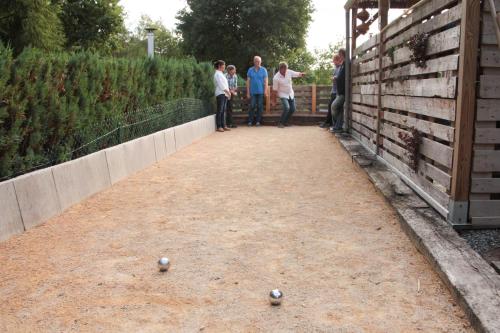 a group of people standing next to a wall with balls on the ground at Chalet à l'aise met Wellness, Durbuy in Durbuy