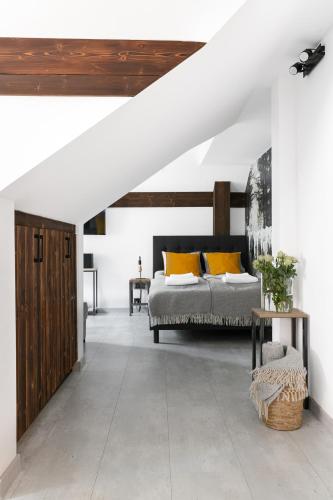 a bedroom with a bed with yellow pillows at Aparthotel Narciarska 2 in Korbielów