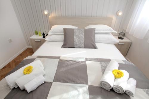 Luxury Villa Apartments MA&RO with heated pool near Split