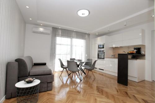 Luxury Villa Apartments MA&RO with heated pool near Split