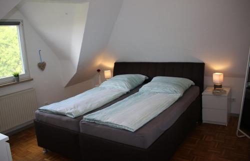 - un lit dans une chambre avec 2 oreillers dans l'établissement Ferienwohnung-Familie-Baasch, à Embsen
