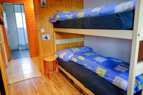 Katil dua tingkat atau katil-katil dua tingkat dalam bilik di Chalet Fletschhorn