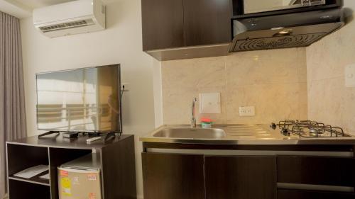 Η κουζίνα ή μικρή κουζίνα στο Hollywood Beach Suite