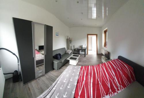 ein Wohnzimmer mit einem Sofa und einer roten Decke in der Unterkunft FeWo Tina in Lübeck