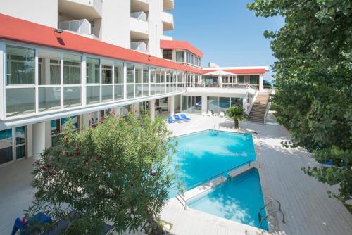 einen externen Blick auf ein Gebäude mit einem Pool in der Unterkunft Grand Hotel Adriatico in Montesilvano