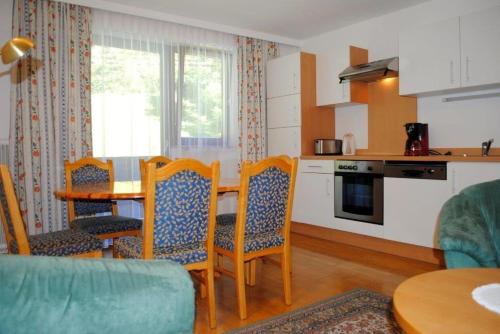 eine Küche und ein Esszimmer mit einem Tisch und Stühlen in der Unterkunft Naturhaus Andrea in Großarl