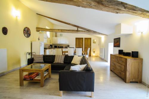 un salon avec un canapé et une table dans l'établissement La Bégude D'Amalthée, à Vernay