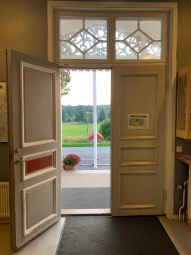 an open door with a view of a yard at Asa Vandrarhem in Lammhult