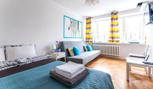salon z łóżkiem i kanapą w obiekcie Center Warsaw- Apartamenty Smolna w Warszawie