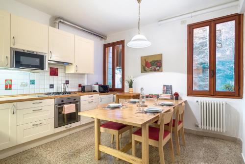 cocina con mesa de madera con sillas y comedor en ACQUARELLO - Like at home in heart of Venice en Venecia