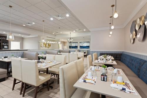 Posezení v ubytování Holiday Inn Valdosta Conference Center by IHG