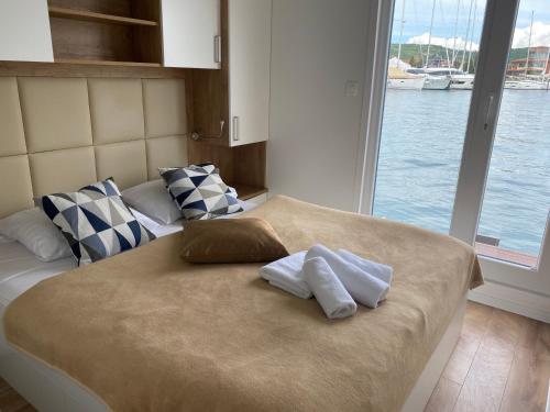 Dormitorio con cama y vistas al agua en Floating House MM, Marina Portorož en Portorož