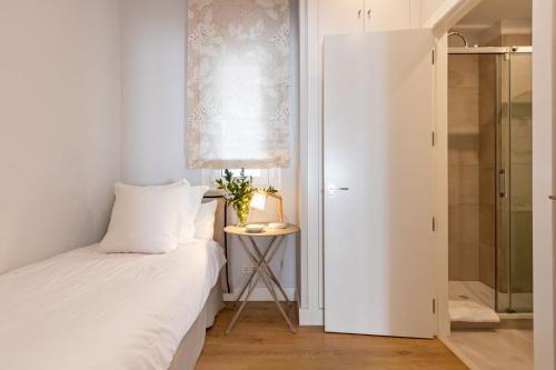A bathroom at Plaza de España Deluxe Suites by Valcambre