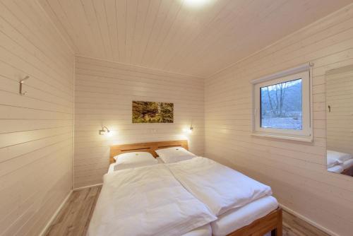 Tempat tidur dalam kamar di Ferienhaus Lichtung