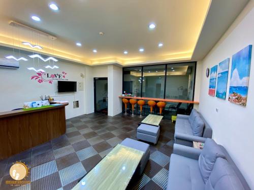 een lobby met een bar en een wachtkamer bij Ta Lang Guan Hai Mei Su B&B in Magong