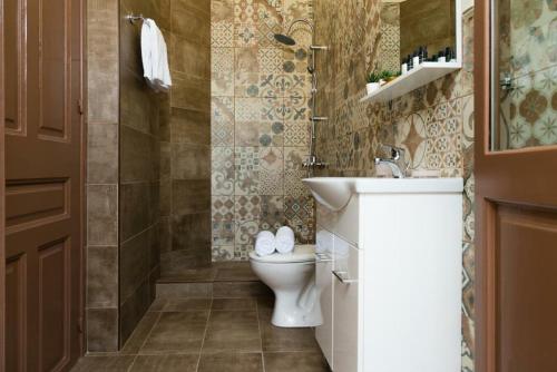 Ένα μπάνιο στο Beautiful City Suites