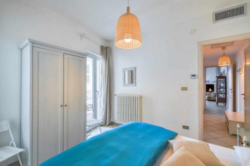 a bedroom with a blue blanket on a bed at Amoredimare Casa Vacanze in Polignano a Mare