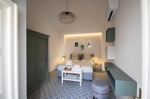 una piccola camera con letto e tavolo di Carlo Alberto Room a Fasano