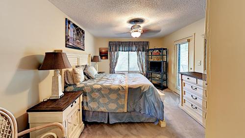 1 dormitorio con 1 cama, vestidor y ventana en Beach Vacation Condos en Myrtle Beach