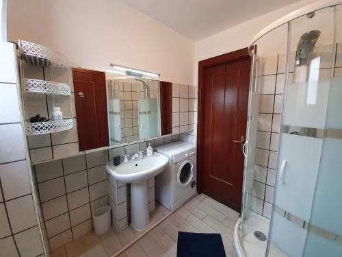 een badkamer met een wastafel en een wasmachine bij Casa del Mare in Formia