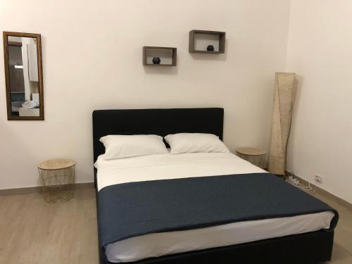 1 cama en una habitación con 2 mesas en Civico10, en Sassari