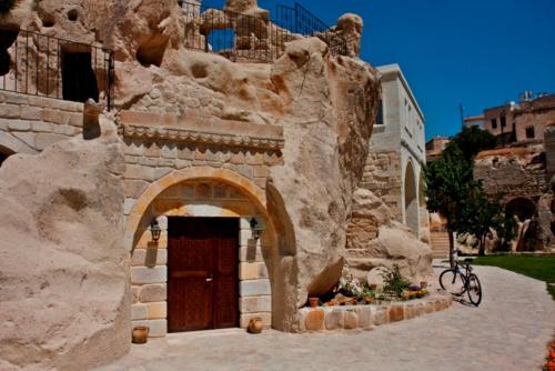 a stone building with a door in the middle at Dreams Cave Hotel in Ortahisar