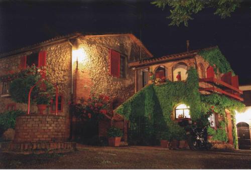 a house with ivy on the side of it at night at Agriturismo La Selva in Siena