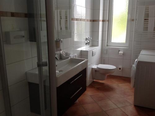 Ett badrum på KRAL - Residenz Erlangen