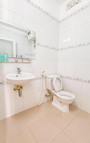 a bathroom with a toilet and a sink at Minh Chiến Hostel -Guest House- in Da Lat