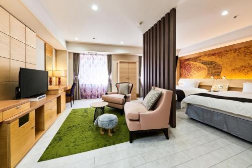 ein Hotelzimmer mit einem Bett und einem TV in der Unterkunft Hotel Tokyo Garden Palace in Tokio