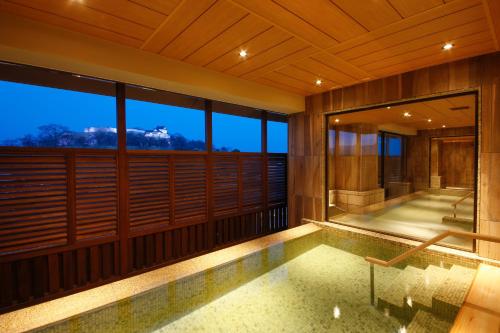 einen Innenpool in einem Haus mit Aussicht in der Unterkunft The Shiroyama Terrace Tsuyama Villa in Tuyama