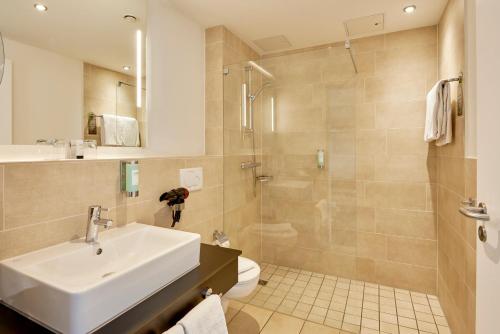 Bathroom sa Hotel Oversum Winterberg Ski- und Vital Resort