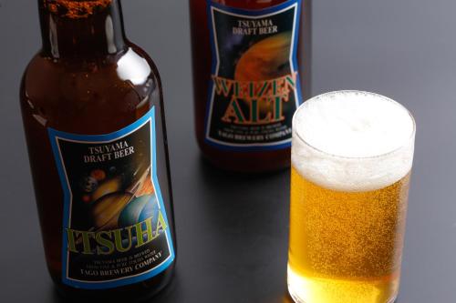 a bottle of beer next to a glass of beer at The Shiroyama Terrace Tsuyama Villa in Tuyama