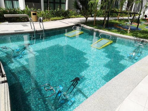Πισίνα στο ή κοντά στο H2O Residences Marine Blue by ADDS