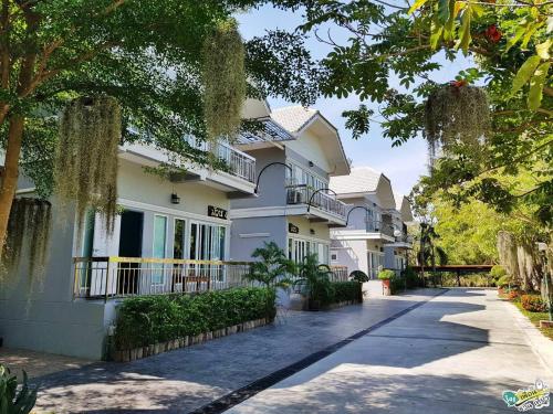 a row of houses on a street at Muaan Resort in Suphan Buri