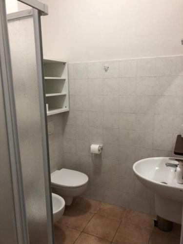 ein Bad mit einem WC und einem Waschbecken in der Unterkunft Appartamento con vista sulle colline Toscane in Montespertoli