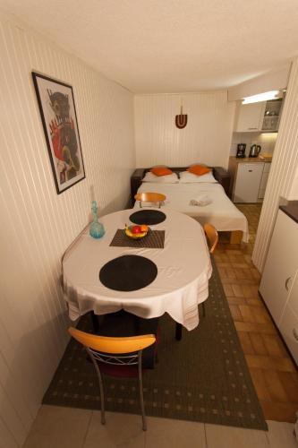 a small room with a table and two beds at Studio Apartment Morini in Cres