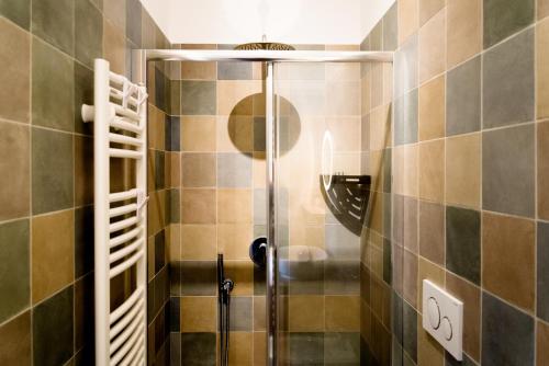 una doccia con una porta in vetro in un bagno di BOTTASSO17 Guest House a due passi dal mare a Terracina