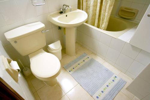 łazienka z toaletą i umywalką w obiekcie Maria Villa w mieście Pissouri